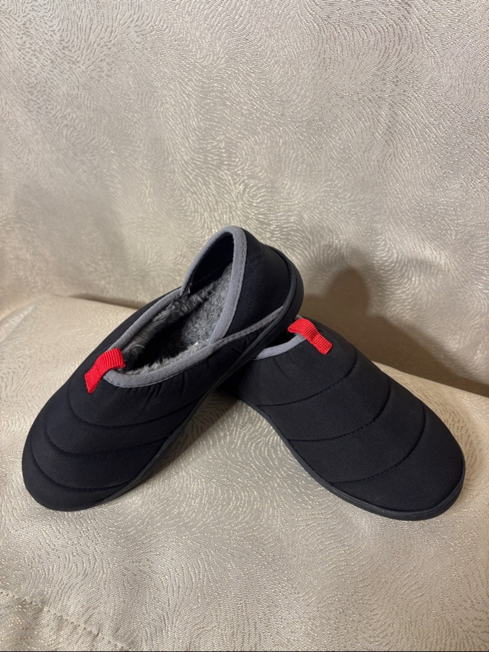 wonder nation Black Quilted Kids Slip-On Slippers with Red Pull Tab 0119